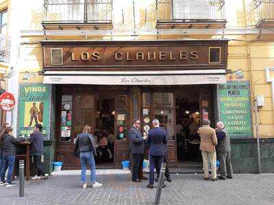 Los Claveles