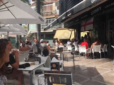 Guinn's Irish Pub Sports Bar