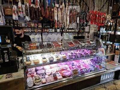 Xarcutería La Pineda - Photo 8