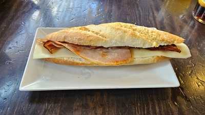 El Laurel Cafè & Taberna