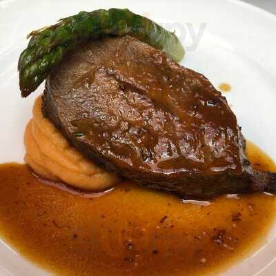 Villa Emilia Zinc Bar