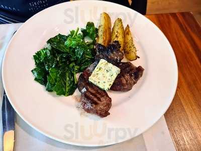 Villa Emilia Zinc Bar