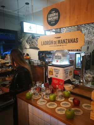 Green Dog Beer & Burger