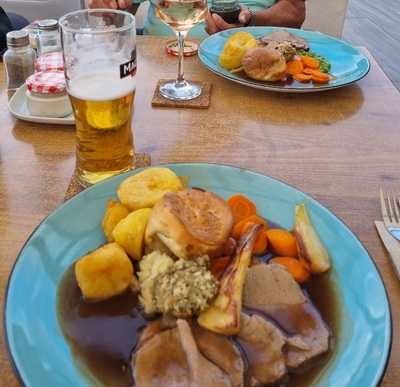 Hill Top Sorts Bar & Grill