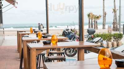 Woww! Bar - Restaurant