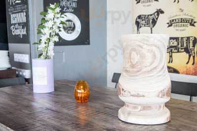 Woww! Bar - Restaurant