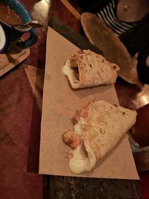 San Pedrito, Restaurante Y Licoreria