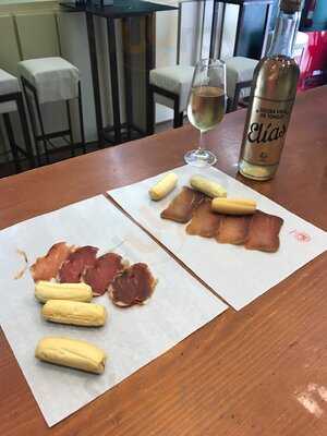 Bodega Y Abaceria Casa Adriano