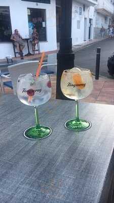 Zafiro Wine & Gin Bar