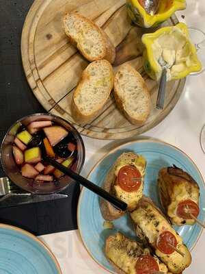 La Reina Friendly Restaurant