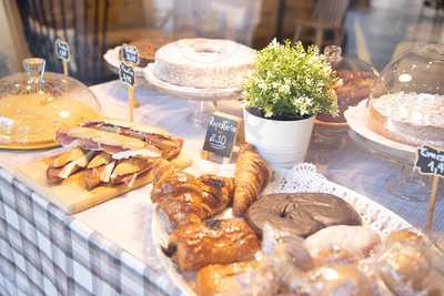 La Bienvenida Cafe & Deli