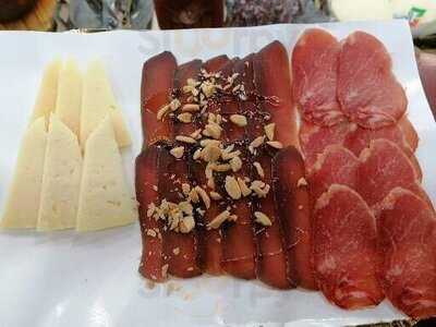 Charcuteria-abaceria Marin & Lopez