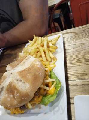 Makarron Pizzería & Tapas