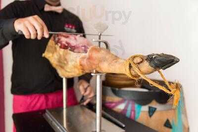 Los Tres Cerditos Charcutaberna