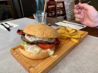 La Taberna, Vinos Y Tapas.
