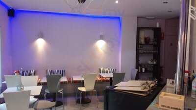 La Niña De Los Peines