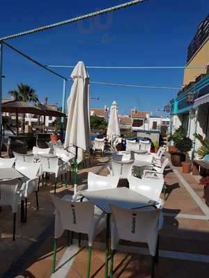 Tradewinds Bar & Restaurant