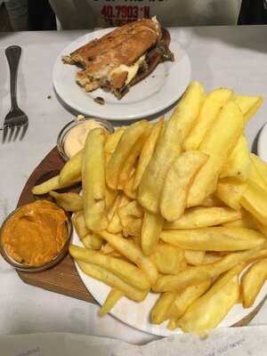 Societat Cultural I Esportiva La Lira