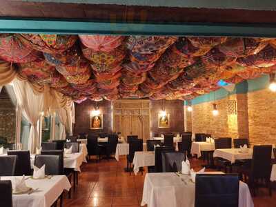 Montys Tandoori House