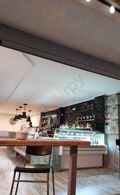 Breeze Wine & Cocktail Bar