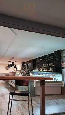 Breeze Wine & Cocktail Bar