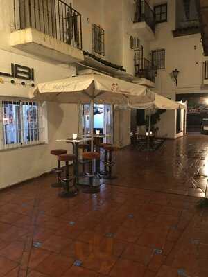 Alibi Sports & Cocktail Bar