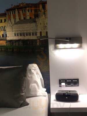 Vueling Bcn By Hc Restaurant