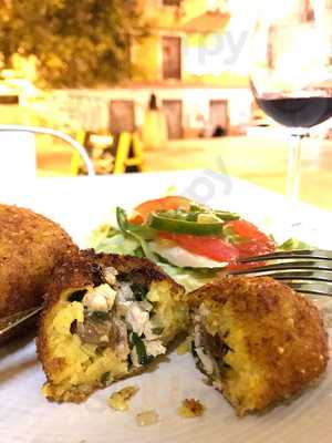 Los Camaleones Bar & Grill