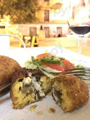 Los Camaleones Bar & Grill