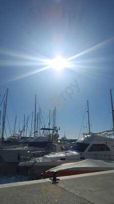 Sea Breeze Bar And Restaurant