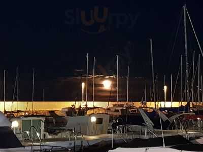 Sea Breeze Bar And Restaurant