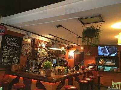 White Florida Bar Cocteleria & Street Food