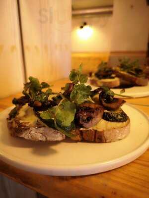 Un Lugar Lounge & Resto Bar