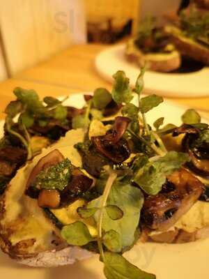 Un Lugar Lounge & Resto Bar