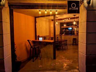 Un Lugar Lounge & Resto Bar