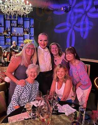 Queenz Cabaret Restaurant