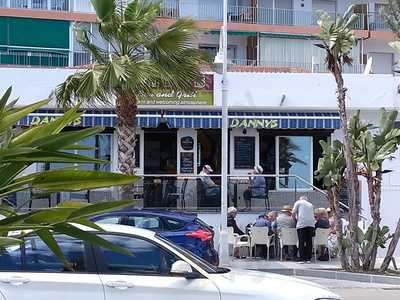 Dannys' Bar And Grill