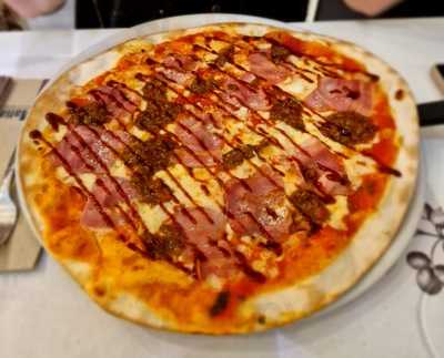 La Mafia Se Sienta  A La Mesa