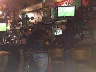 Tres Quarts Sports Bar