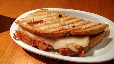 Tres Quarts Sports Bar