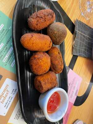 BulÉ Bar Genuino & Café