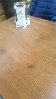 Cafetería , Confitería . La Abeja Maya