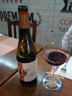 Somos La Pera Bar & Shop