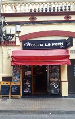 Le Petit Cafe