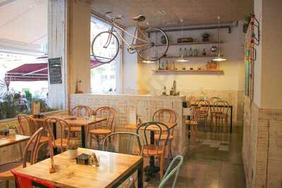 La Guinda "deli & Coffee"