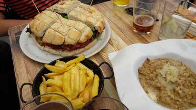 La Teta Y La Luna Lounge Club