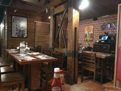 Foster's Hollywood - Photo 8