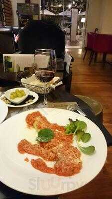 Manhattan Wine & Lounge