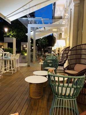 Manhattan Wine & Lounge