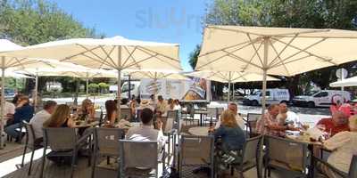 Muelle Uno Cafe & Bar